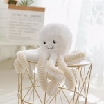 Superleuke witte octopus van pluche. Het pluche is gemaakt van katoen.