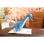Blauw dinosaurus pluche in een woonkamer op een tafel