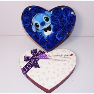 Het blauwe pluche van Stich zit in een hartvormige doos. Overal om hem heen staan blauwe rozen. Op het deksel van de doos zit een paars lint met inscripties en hartmotieven. Stich draagt een zwarte strik.