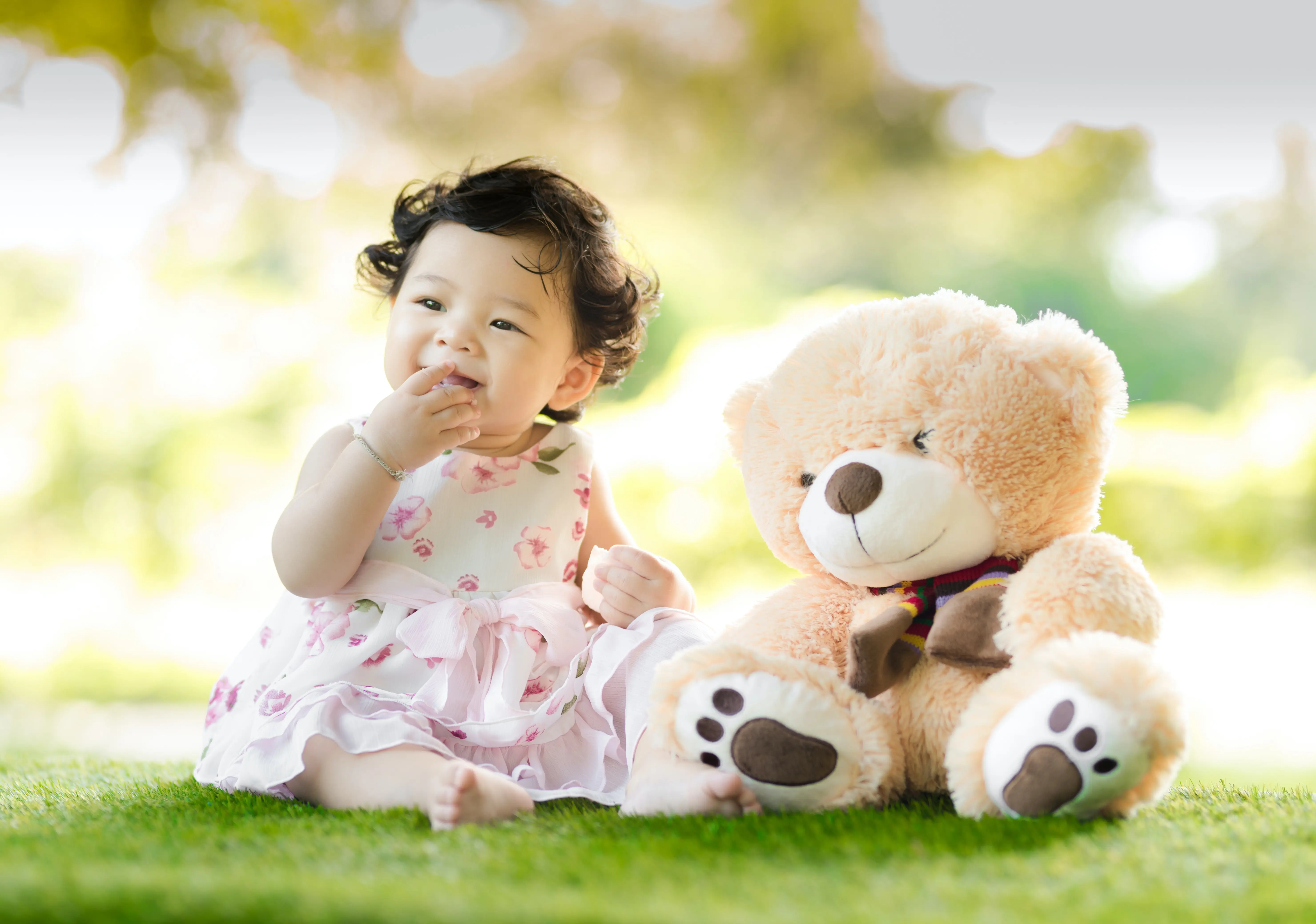 Baby meisje en teddybeer