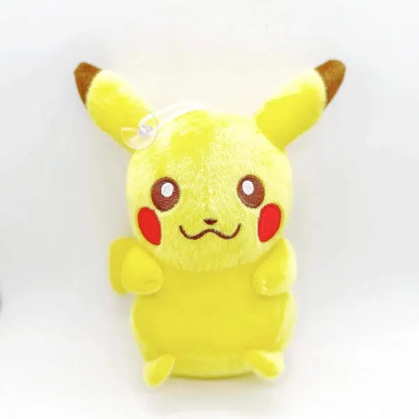 Pokémon Pikachu pluche. Het pluche is geel en heeft rode pompons. Er zit een zuignap op de bovenkant van zijn hoofd om hem aan een raam te hangen.