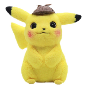 Pikachu pluche met een kleine bruine pikachu pet op zijn hoofd