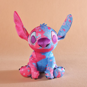 Stitch, de held van de Disney-film, is voor de helft gekleurd in lichtblauw en voor de andere helft in roze. Hij zit met zijn oren in de lucht