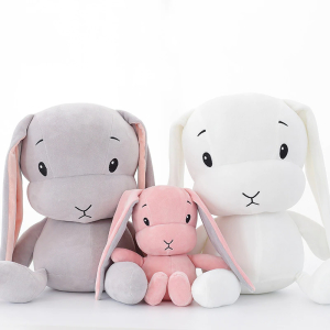 Schattig roze, grijs en wit pluchen konijntje voor kinderen op een witte achtergrond