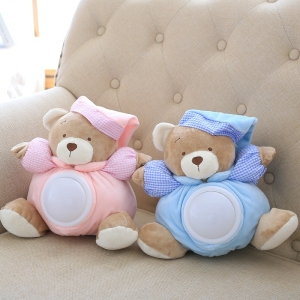 Muzikale teddybeer witte ruis met een in blauw en de andere in roze gekleed zittend op een beige sofa