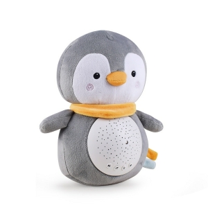 Pluche in de vorm van een grijze en witte pinguïn met een gele sjaal om zijn nek en een witte speaker op zijn buik
